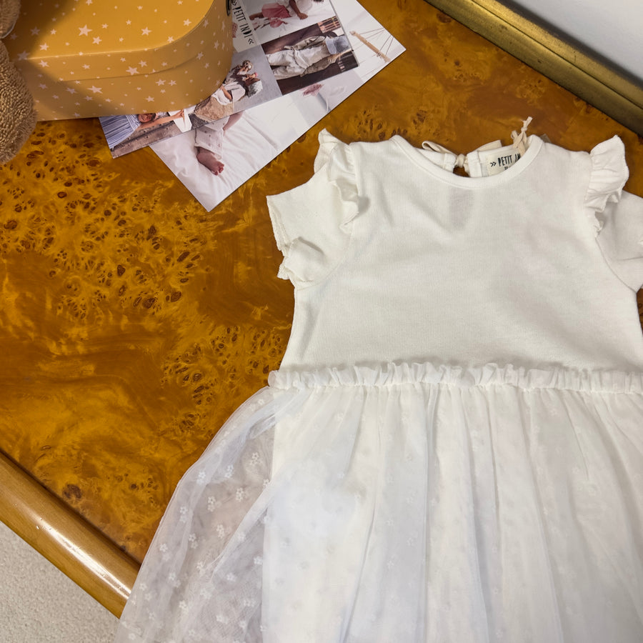 Pagliaccetto Latte con Gonnellina in Tulle e Margherite Ricamate – Facile, Elegante e Versatile