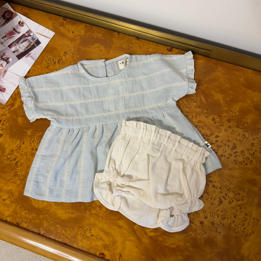 Set Completo con Blusa Color Cielo a Righe Avorio e Bloomer Avorio – Elegante e Comodo