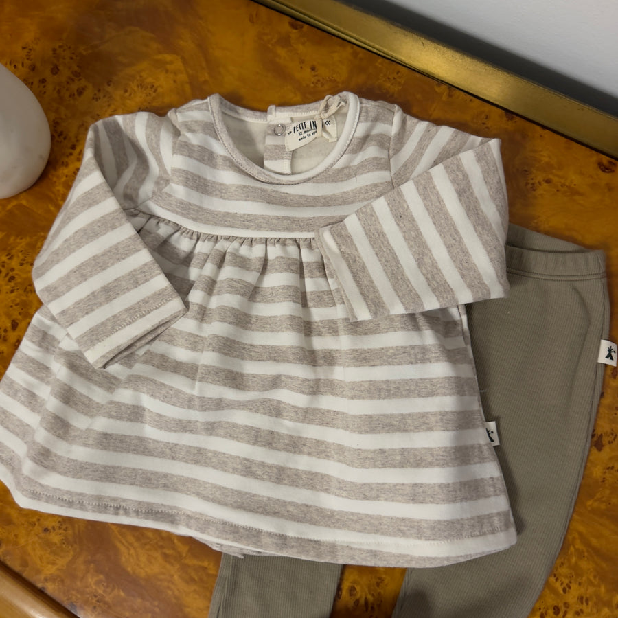 Completo maglia a righe e leggings