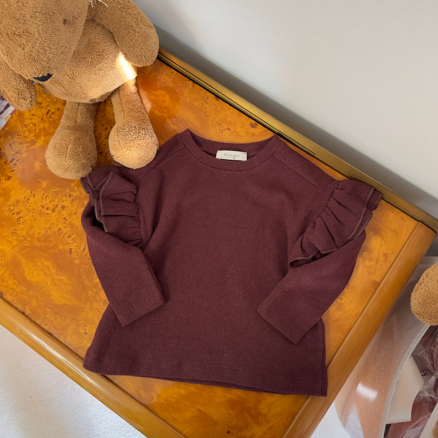 Maglia in caldo cotone borgogna con spalla scesa e volant