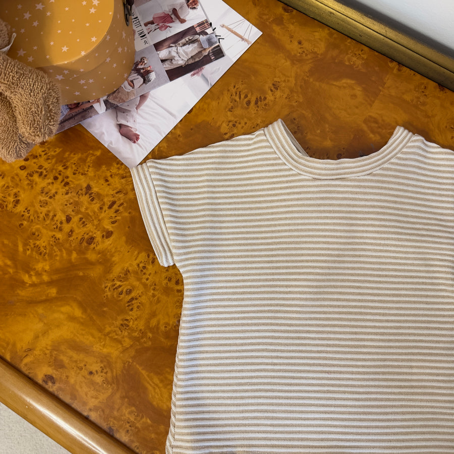 T-shirt Riga Latte e Nocciola con fiocchettino sul retro – Morbida e versatile