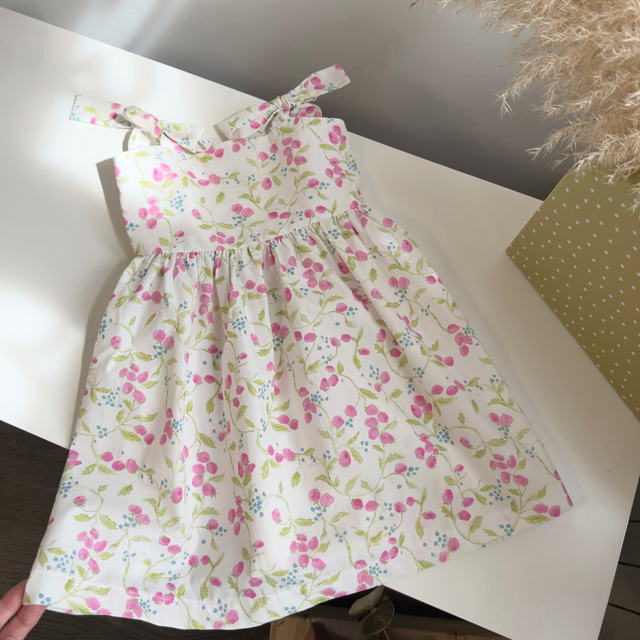 Abito con fragoline rosa – leggero come l’estate, delicato come lei