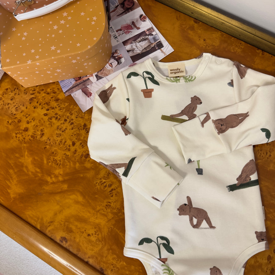 Body in cotone organico con orso yoga – Morbidissimo e versatile
