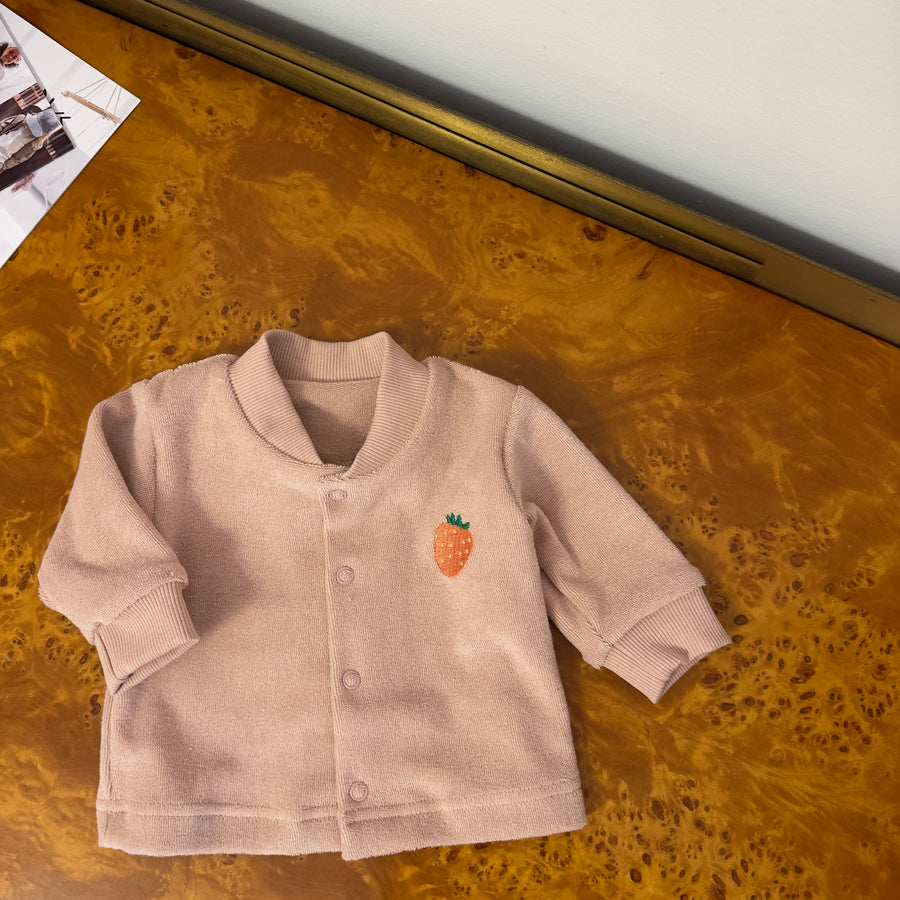 Cardigan rosa blush in spugna di cotone organico certificato con fragolina – Morbido, versatile e delicato sulla pelle