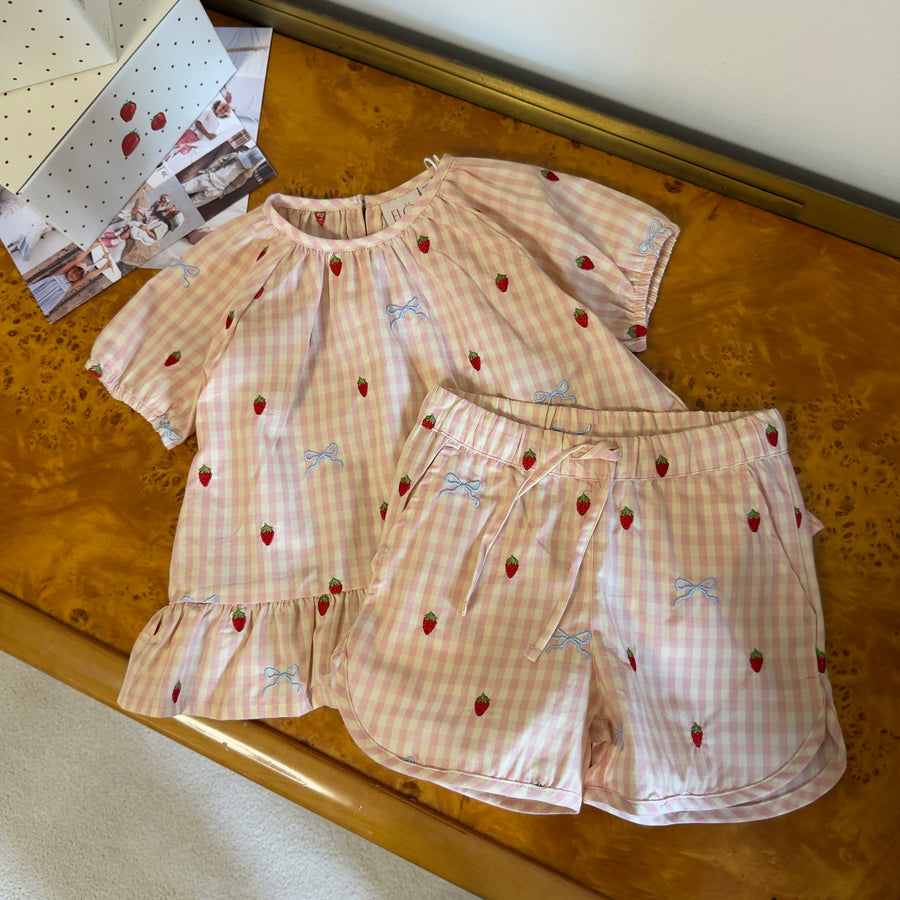 Dolly Bow Blouse in Vichy Rosa con Fiocchi e Fragole Ricamate