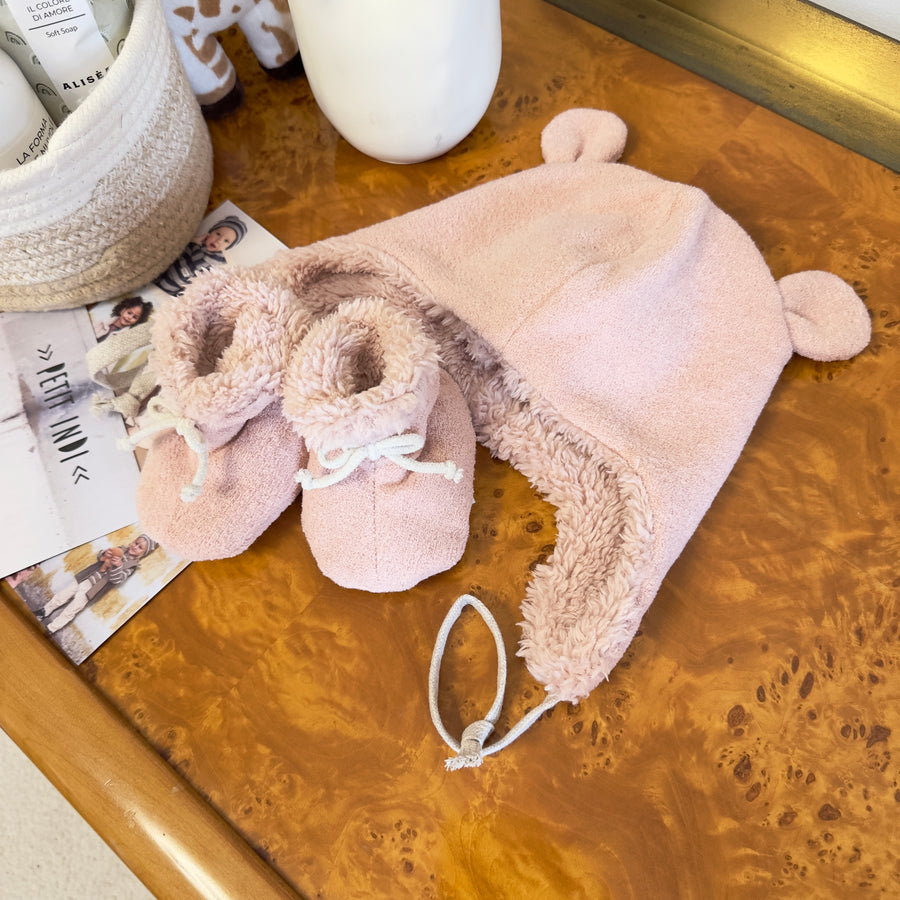 Cappello pink nude con orecchie in pelliccia morbida – Calore e coccola per l’inverno