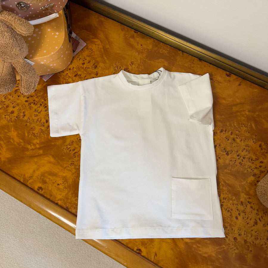 T-shirt basica color latte in jersey di cotone elasticizzato con taschino e bottoni sul retro