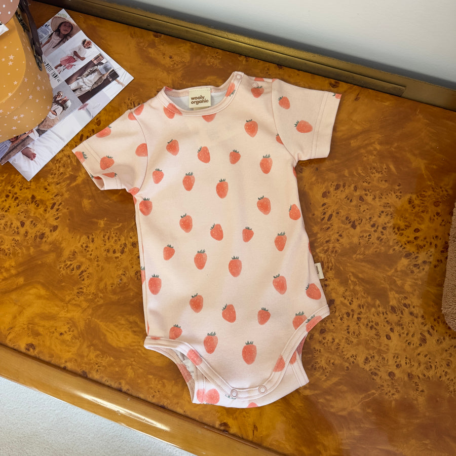 Body in cotone organico certificato rosa pastello con fragoline – Morbidissimo e versatile