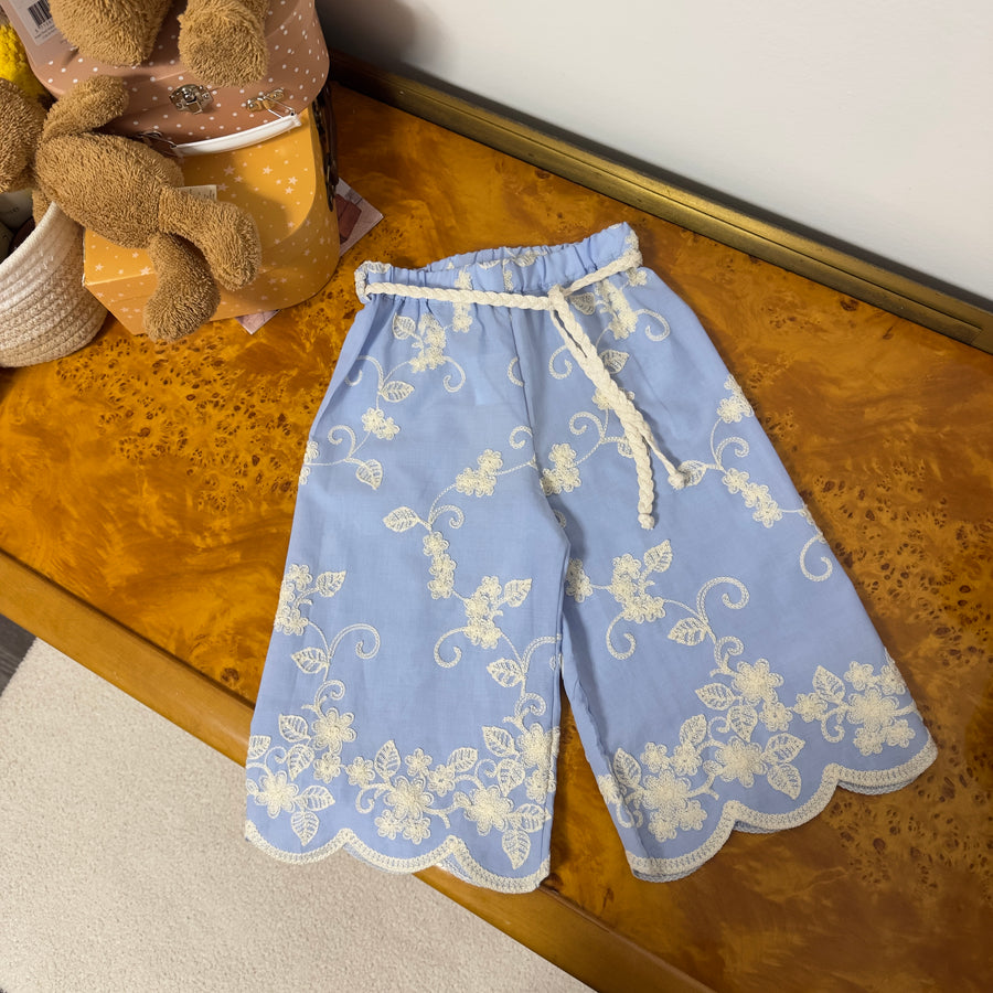 Pantalone color cielo con ricami e cinturina a treccia – Elegante e unico
