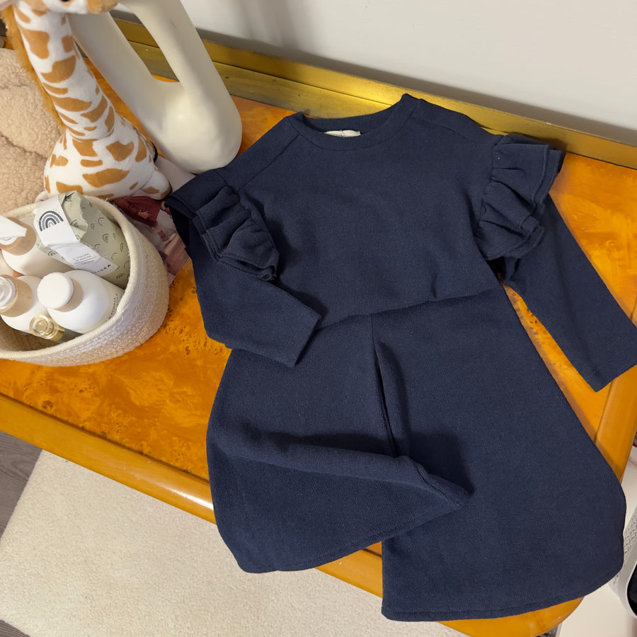 Maglia in caldo cotone blu notte con spalla scesa e volant