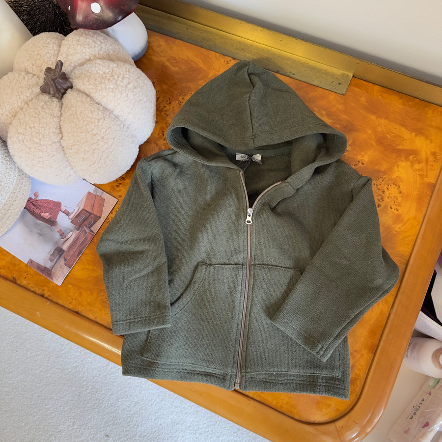 Felpa verde bosco in caldo cotone con zip e cappuccio – Comodità e versatilità