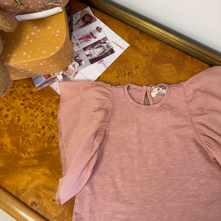 T-shirt in cotone organico - rosa antico- con volant sulle spalle – morbida, versatile e essenziale