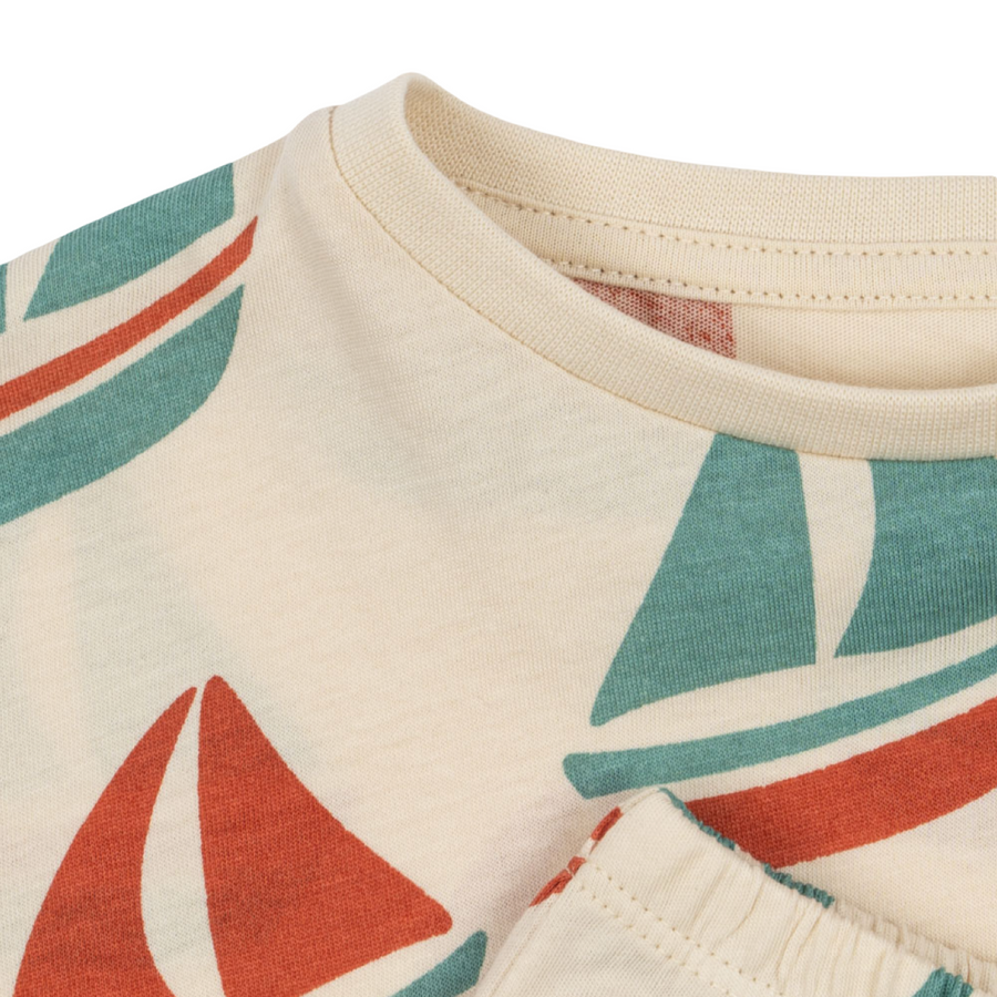 Completo in cotone organico con barchette – versatile e facile da abbinare