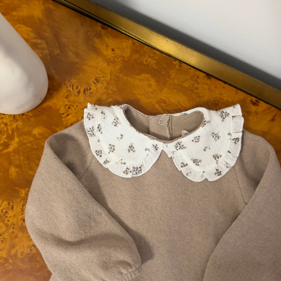Maglia in caldo cotone avena con colletto fiori