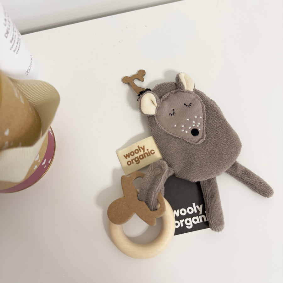 Doudou sensoriale portaciuccio in cotone organico certificato con anello in legno e tessuto frusciante- topolino