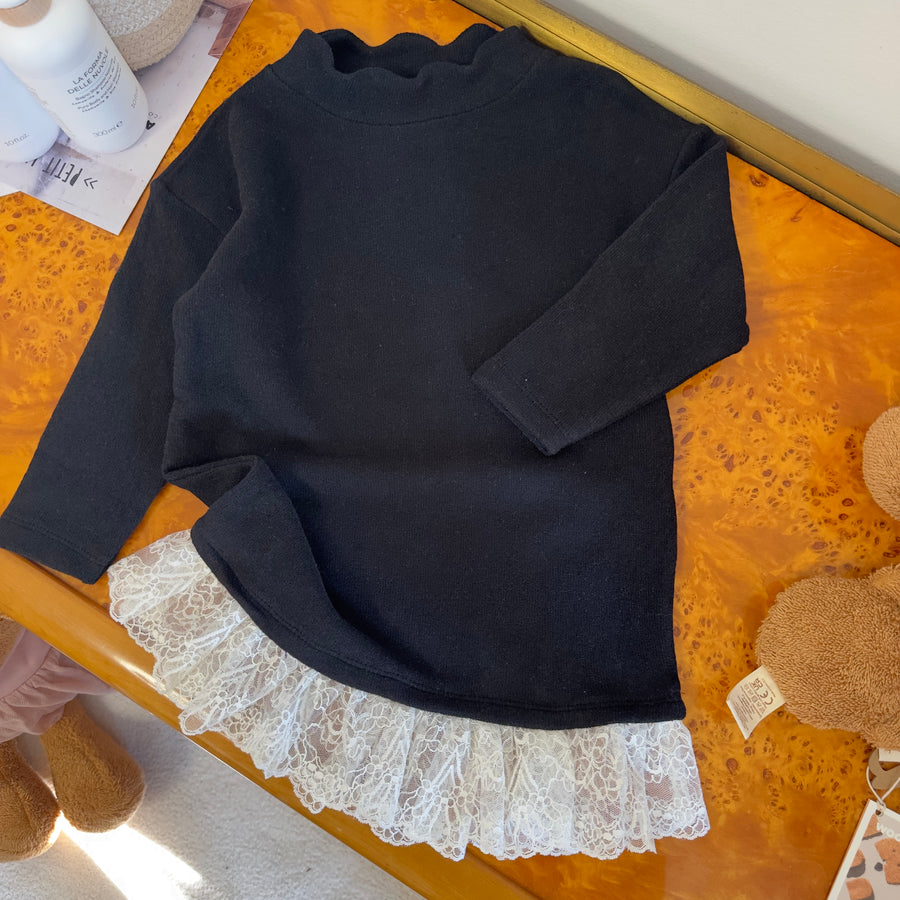 abito nero in cotone con pizzo latte – elegante, pratico e versatile