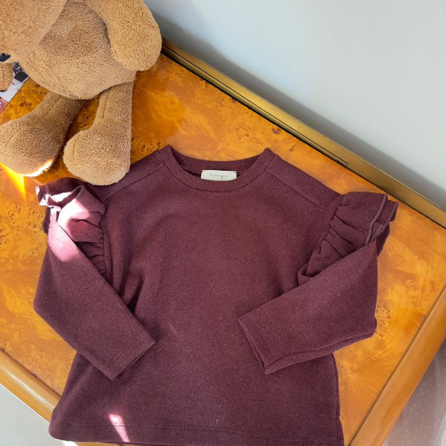 Maglia in caldo cotone borgogna con spalla scesa e volant