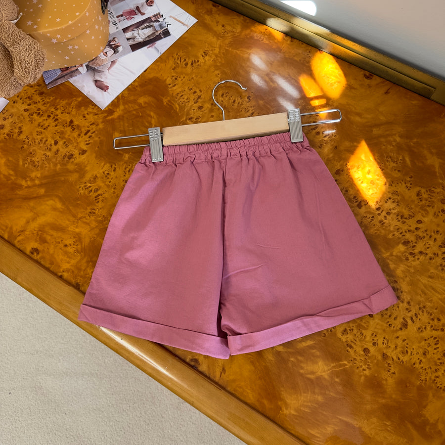 Pantaloncino in cotone color ciliegia con tasche a vista – Morbido e versatile