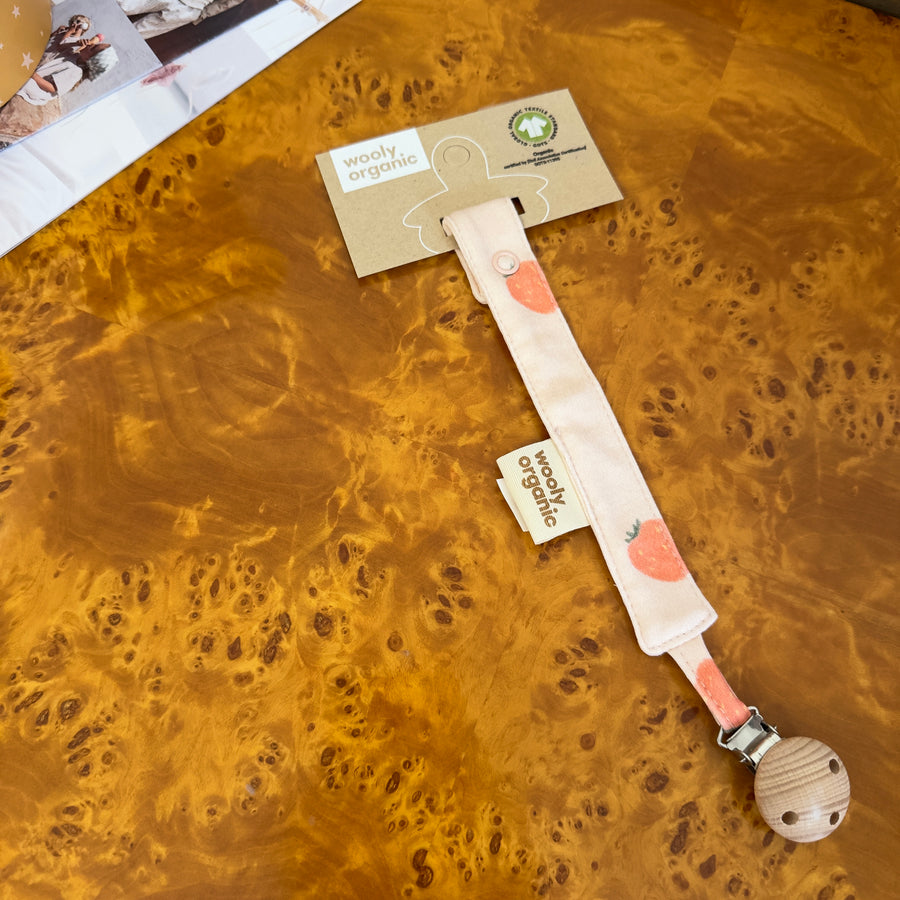 Clip ciuccio rosa pastello con fragoline – Cotone organico certificato e clip in legno, pratica e stilosa