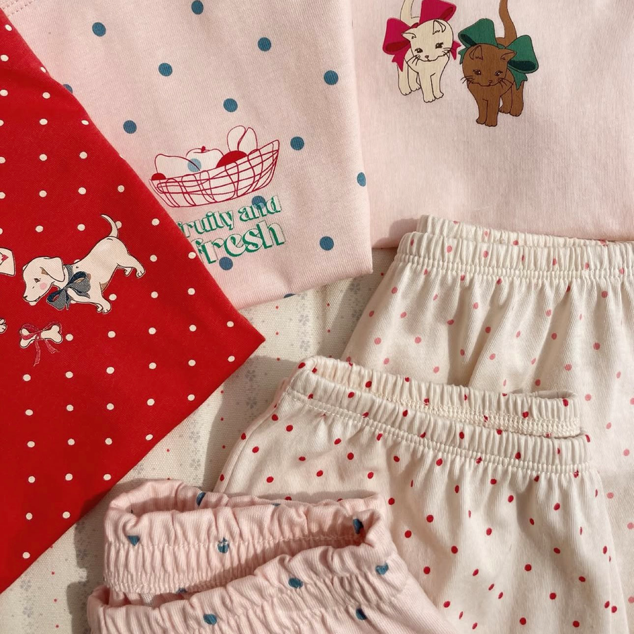 Completo Rosa in Cotone Organico con Gattino – T-Shirt Rosa e Short a Pois Coordinato