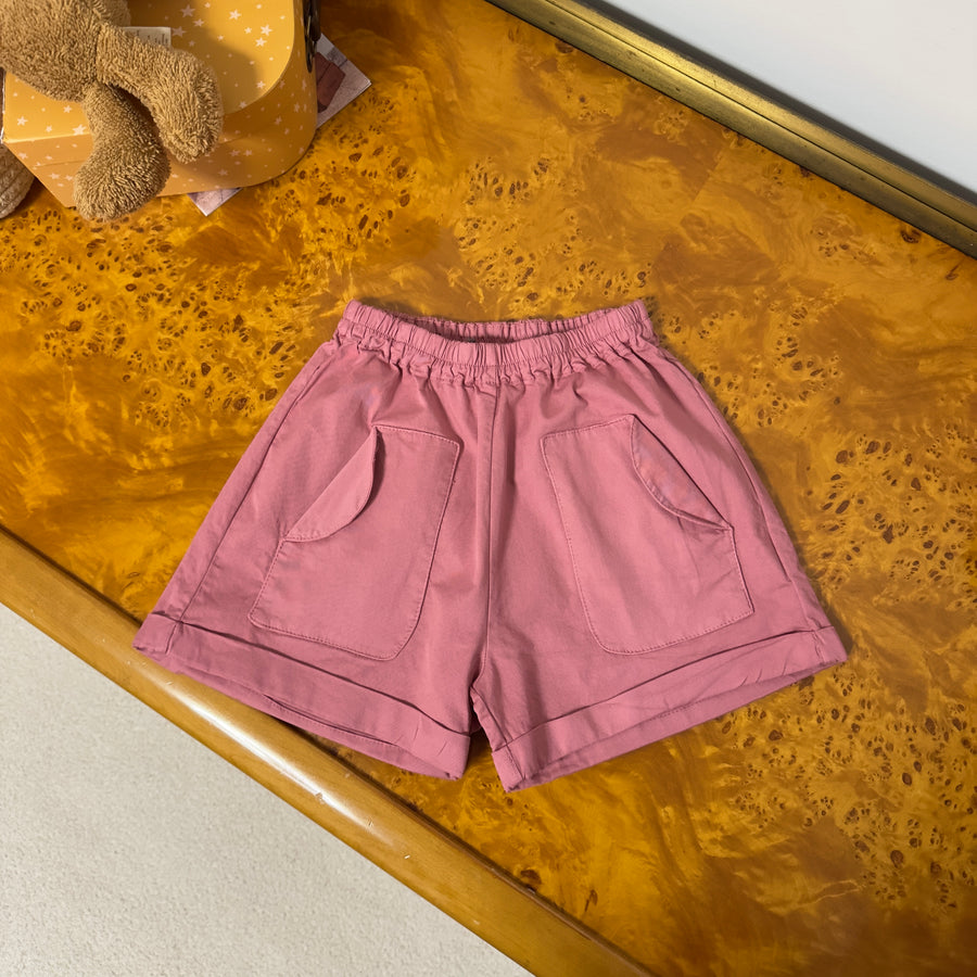 Pantaloncino in cotone color ciliegia con tasche a vista – Morbido e versatile