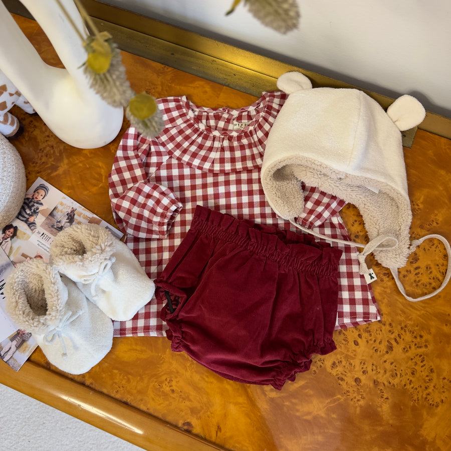 Set vichy e velluto borgogna – Un’eleganza che incanta