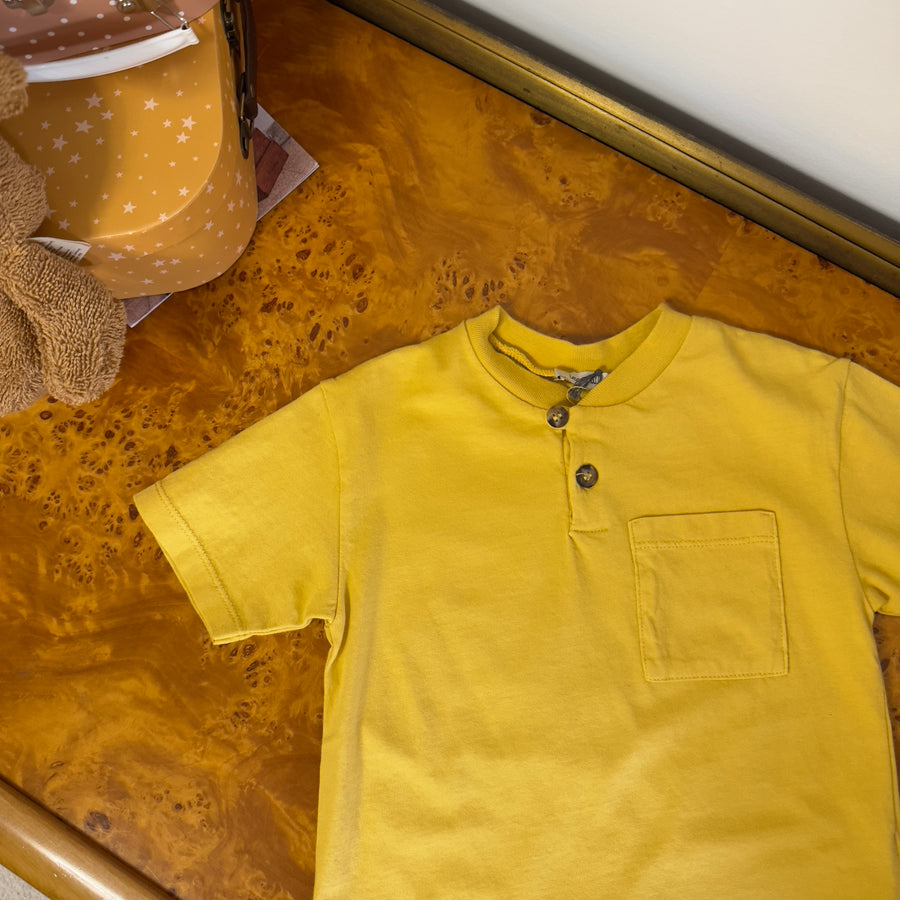 Serafino color miele con bottoni a vista e taschino – Essenziale e versatile
