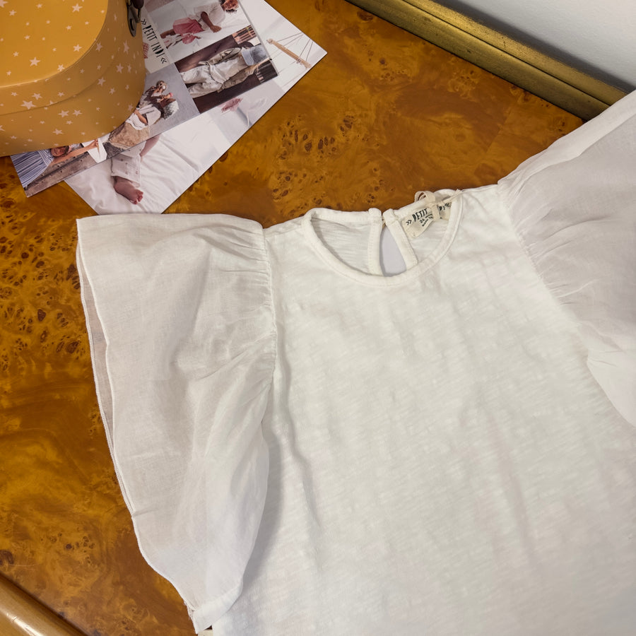 T-shirt in cotone organico con volant sulle spalle – morbida, versatile e essenziale