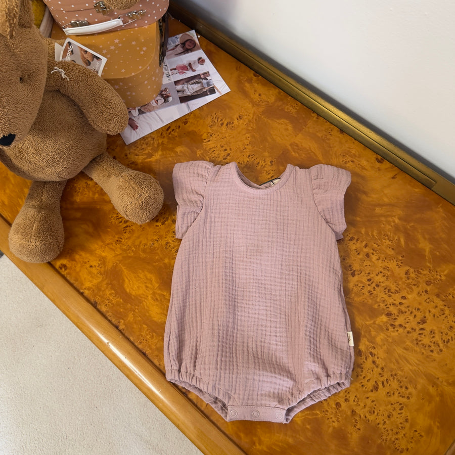 Pagliaccetto in Mussolina di Cotone Organico Pink sand con Ruches sulle Spalle