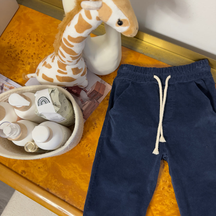 Pantalone in micro velluto blu notte – Versatile e raffinato