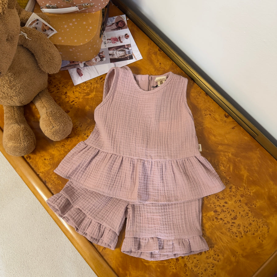 Completo in Mussolina di Cotone Pink Sand – Blusa con Bottoncini e Pantaloncino con Ruches