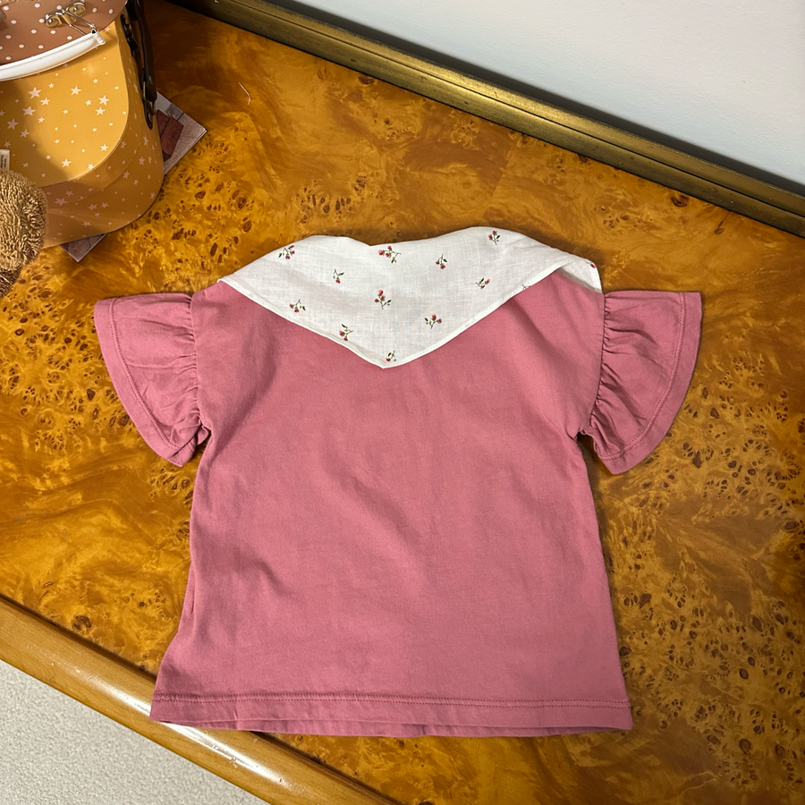 T-shirt in jersey di cotone con ruches sulle maniche e bandana rimovibile – ciliegia