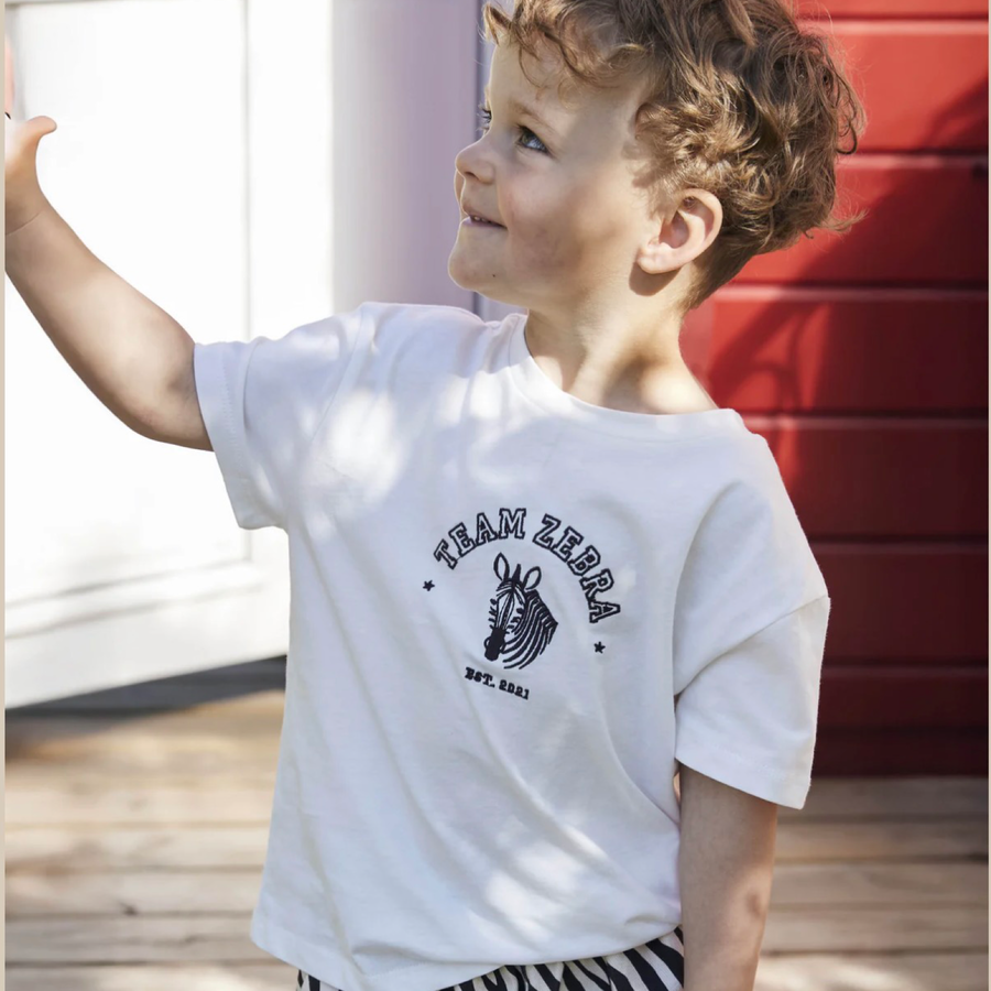 Zebra T-shirt in cotone organico con dettaglio zebra, versatile e moderna