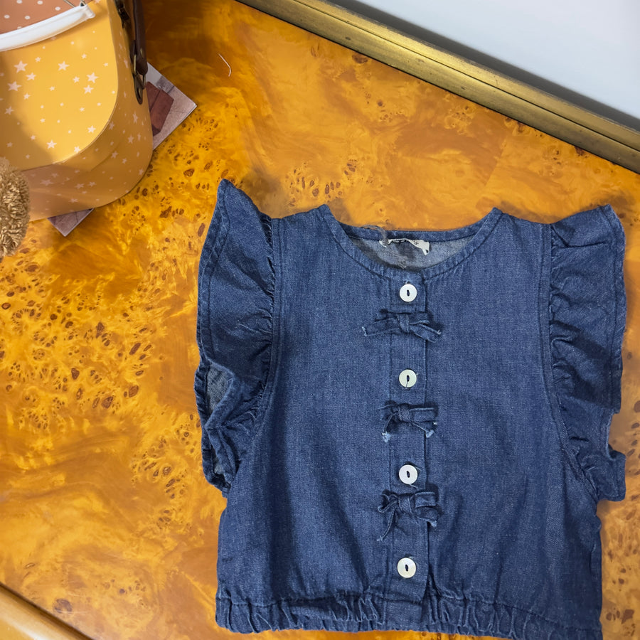 Top in denim morbido con ruches e fiocchettini – Versatile ed elegante