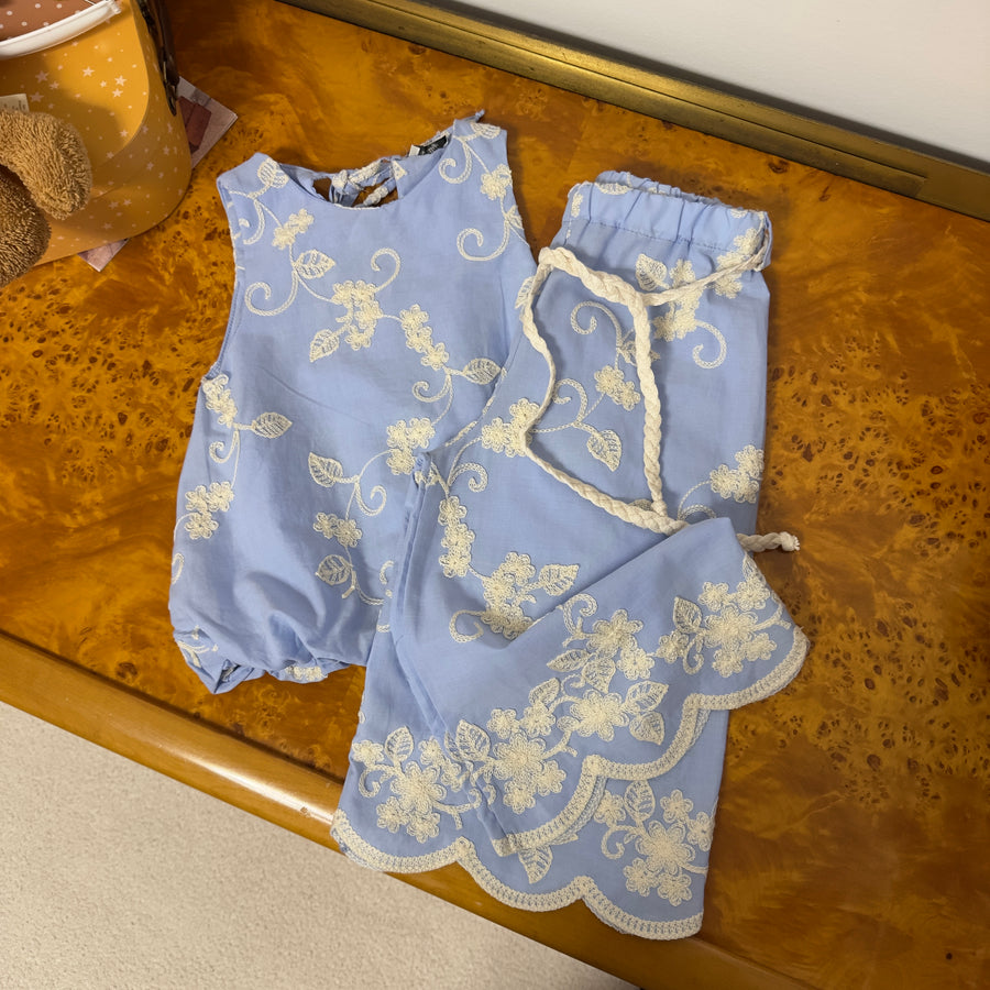 Pantalone color cielo con ricami e cinturina a treccia – Elegante e unico