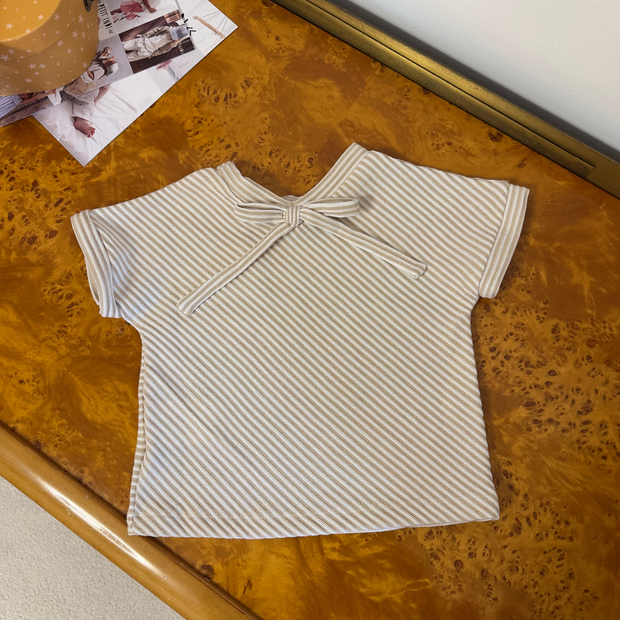 T-shirt Riga Latte e Nocciola con fiocchettino sul retro – Morbida e versatile