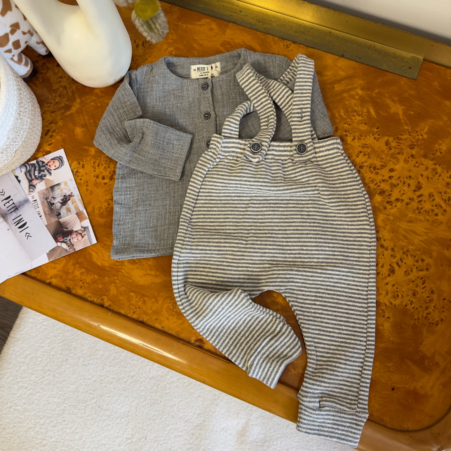 Set in caldo cotone cenere - pantalone con bretelle e camicia alla coreana in mussola