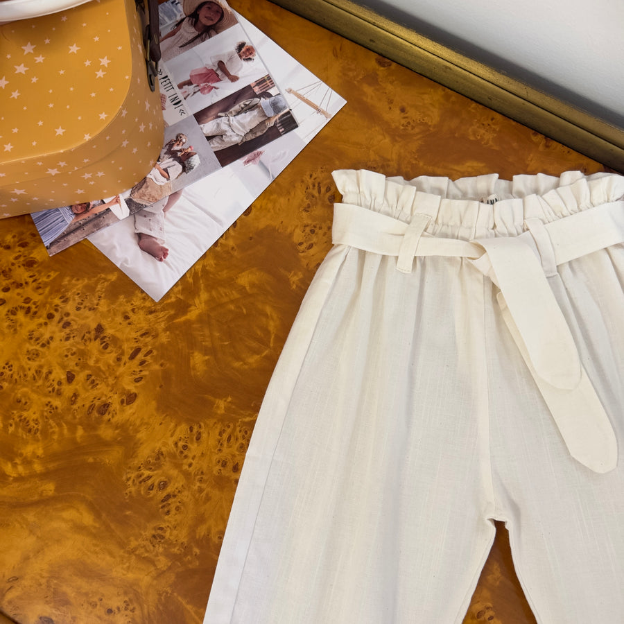 Pantalone carrot fit latte a vita alta con cinturino ed elastico – versatile e facile da abbinare