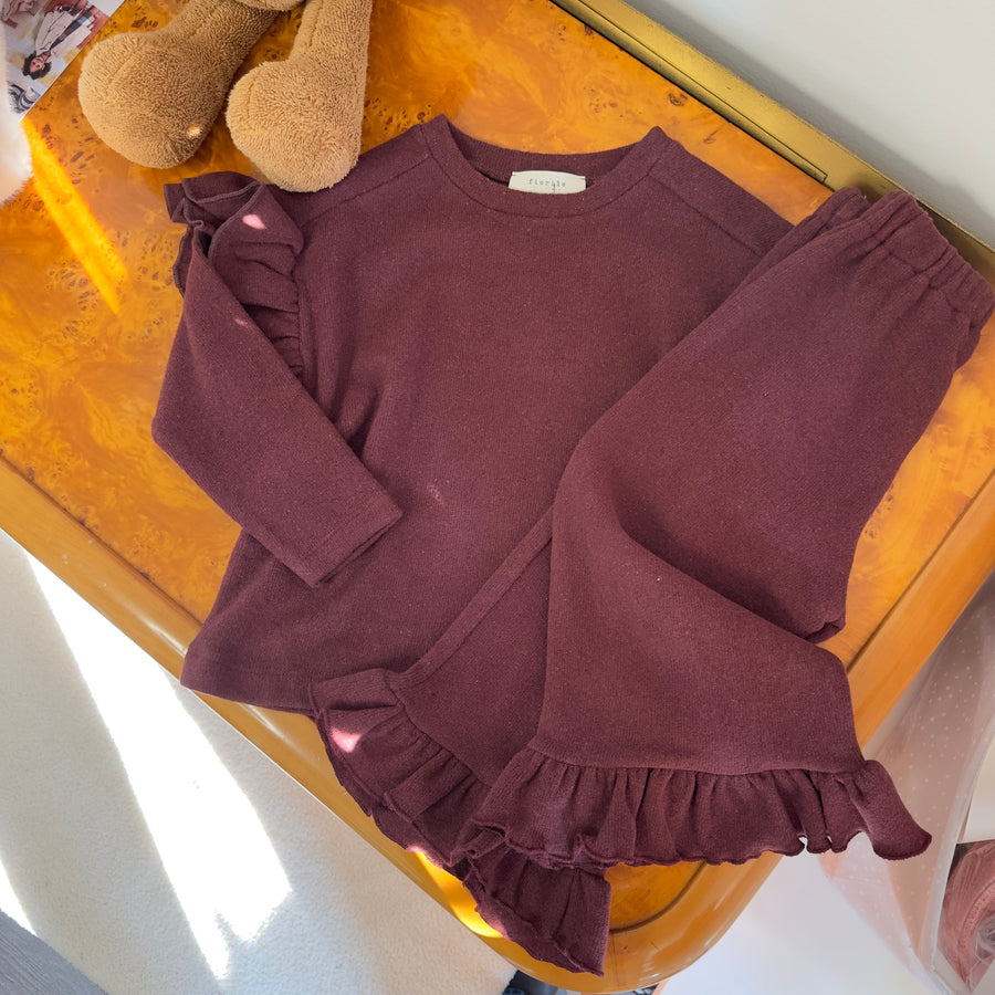 Maglia in caldo cotone borgogna con spalla scesa e volant