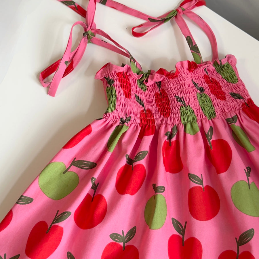 Abito prendisole artigianale con mele – fondo fucsia, fresco e versatile