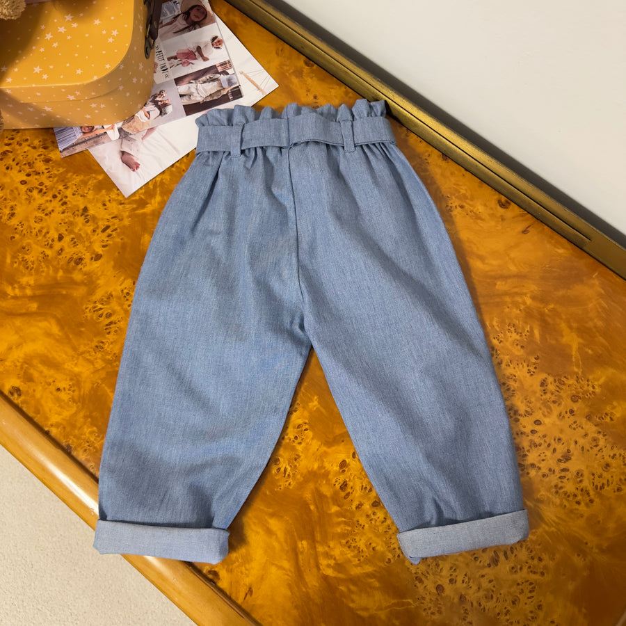 Pantalone carrot fit in chambray di denim a vita alta con cinturino ed elastico – versatile e facile da abbinare