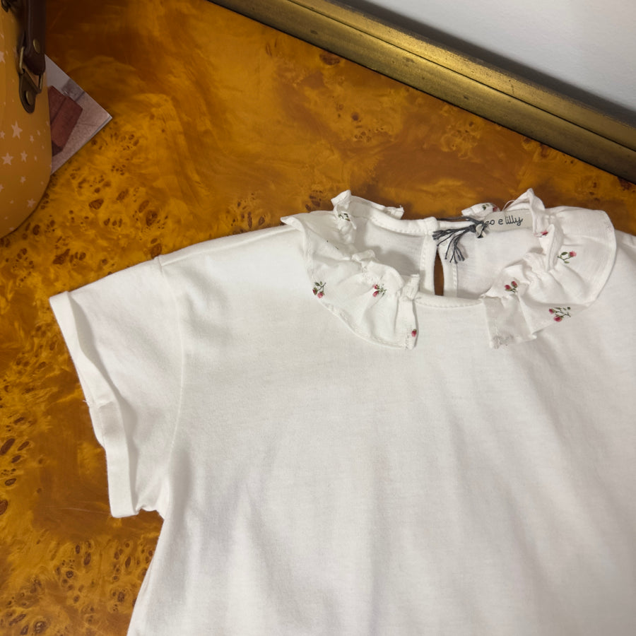 T-shirt color latte con colletto a microfiorellini – Maglietta essenziale e raffinata