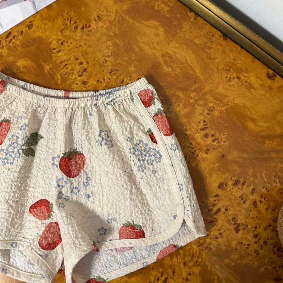 Short Ava in Seersucker a Fantasia Fragoline – Fresco e Versatile