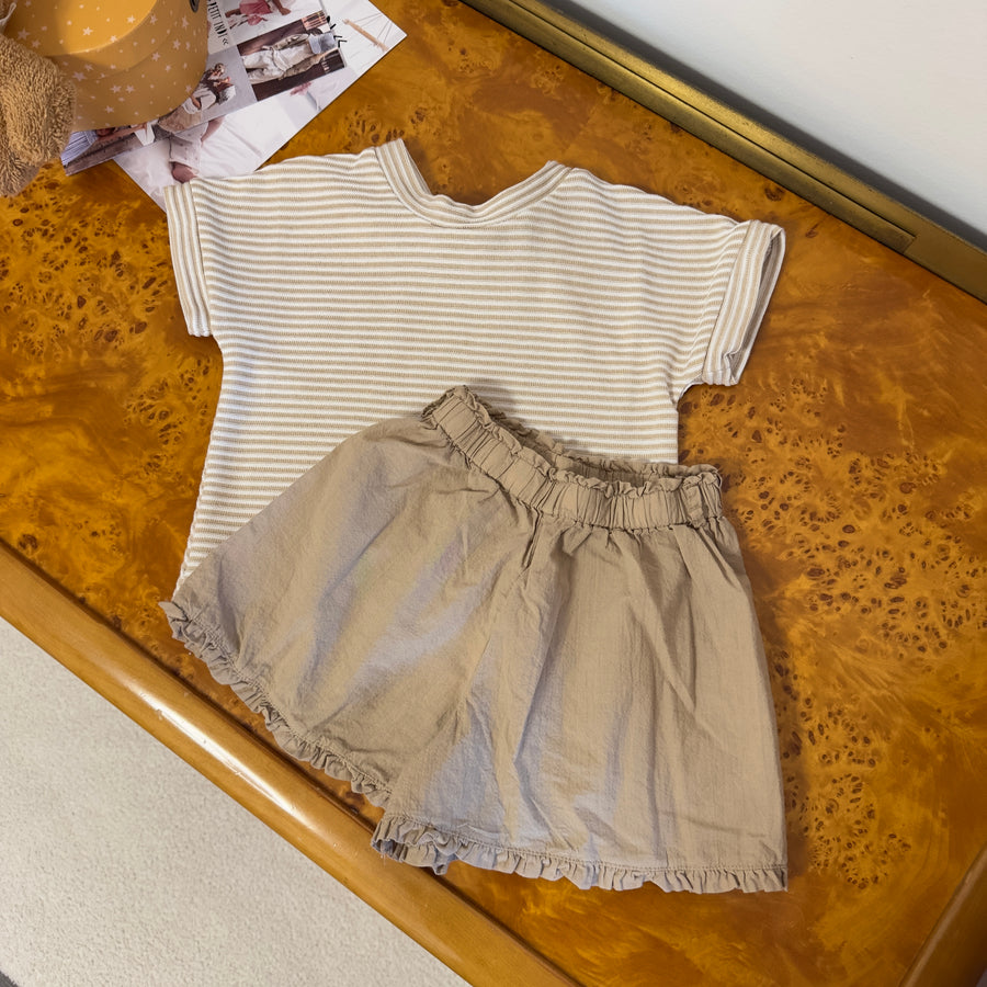 T-shirt Riga Latte e Nocciola con fiocchettino sul retro – Morbida e versatile