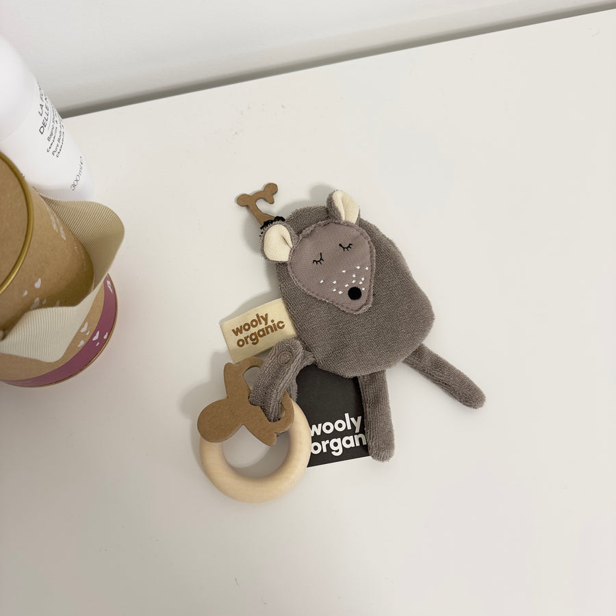 Doudou sensoriale portaciuccio in cotone organico certificato con anello in legno e tessuto frusciante- topolino
