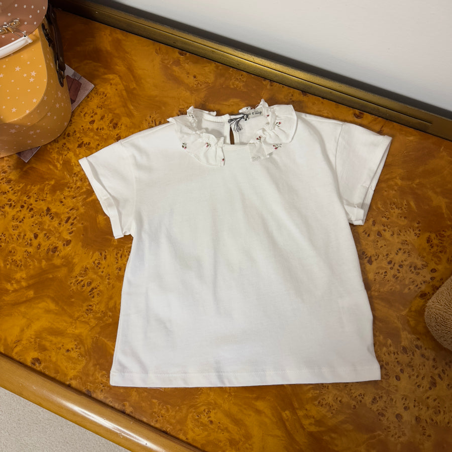 T-shirt color latte con colletto a microfiorellini – Maglietta essenziale e raffinata