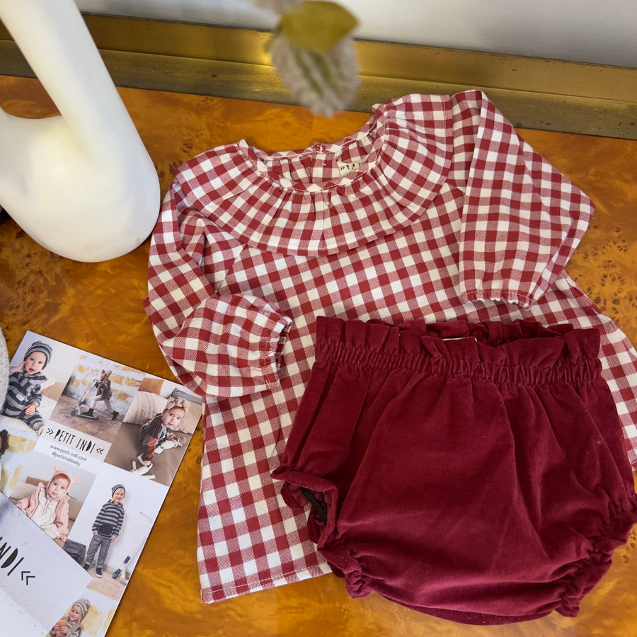 Set vichy e velluto borgogna – Un’eleganza che incanta