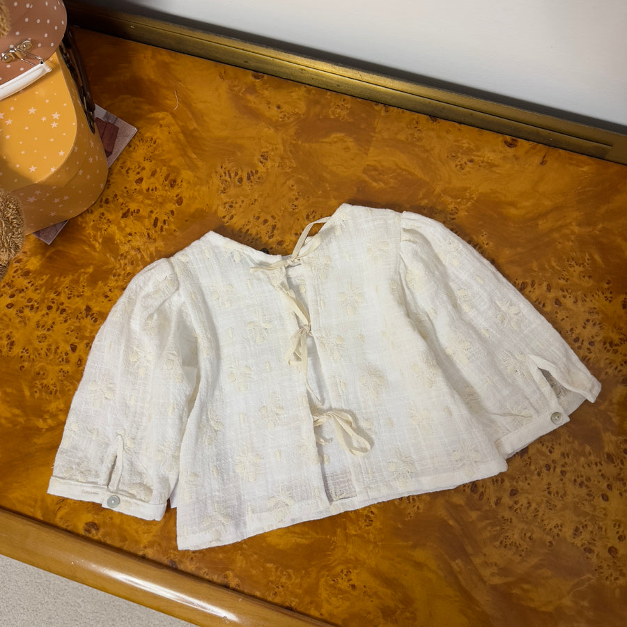 Blusa color latte con ricami beige e fiocchi sul retro – Elegante e raffinata