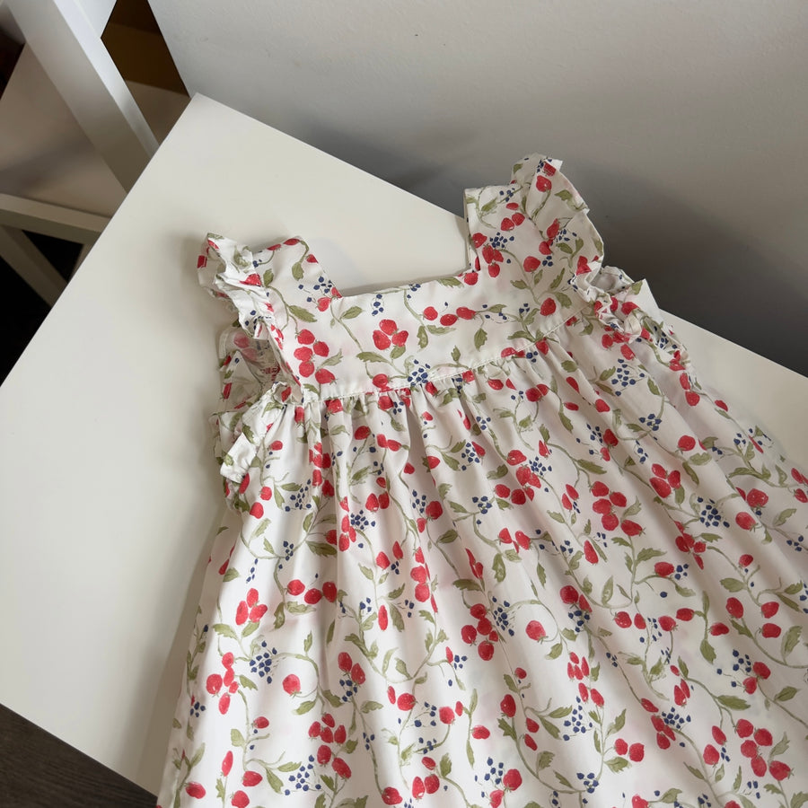 Abito con fragoline rosse di bosco – dettagli raffinati e design senza tempo
