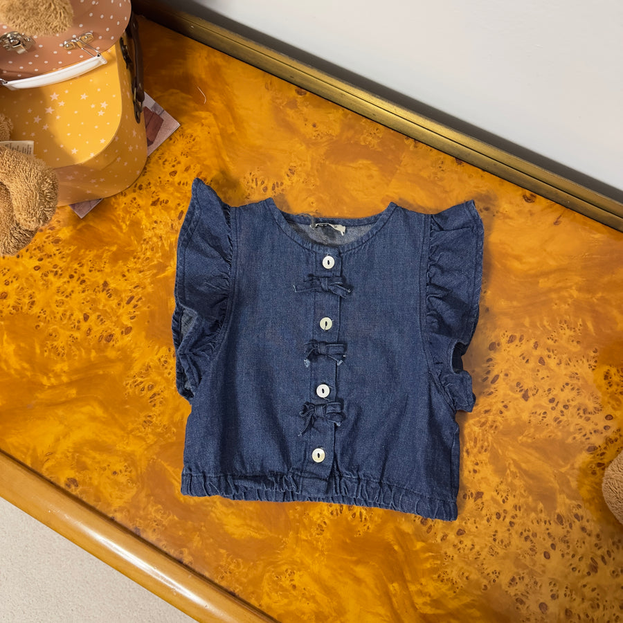 Top in denim morbido con ruches e fiocchettini – Versatile ed elegante